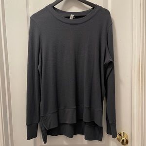 ALO Yoga High Low Pullover with side vents Size Large